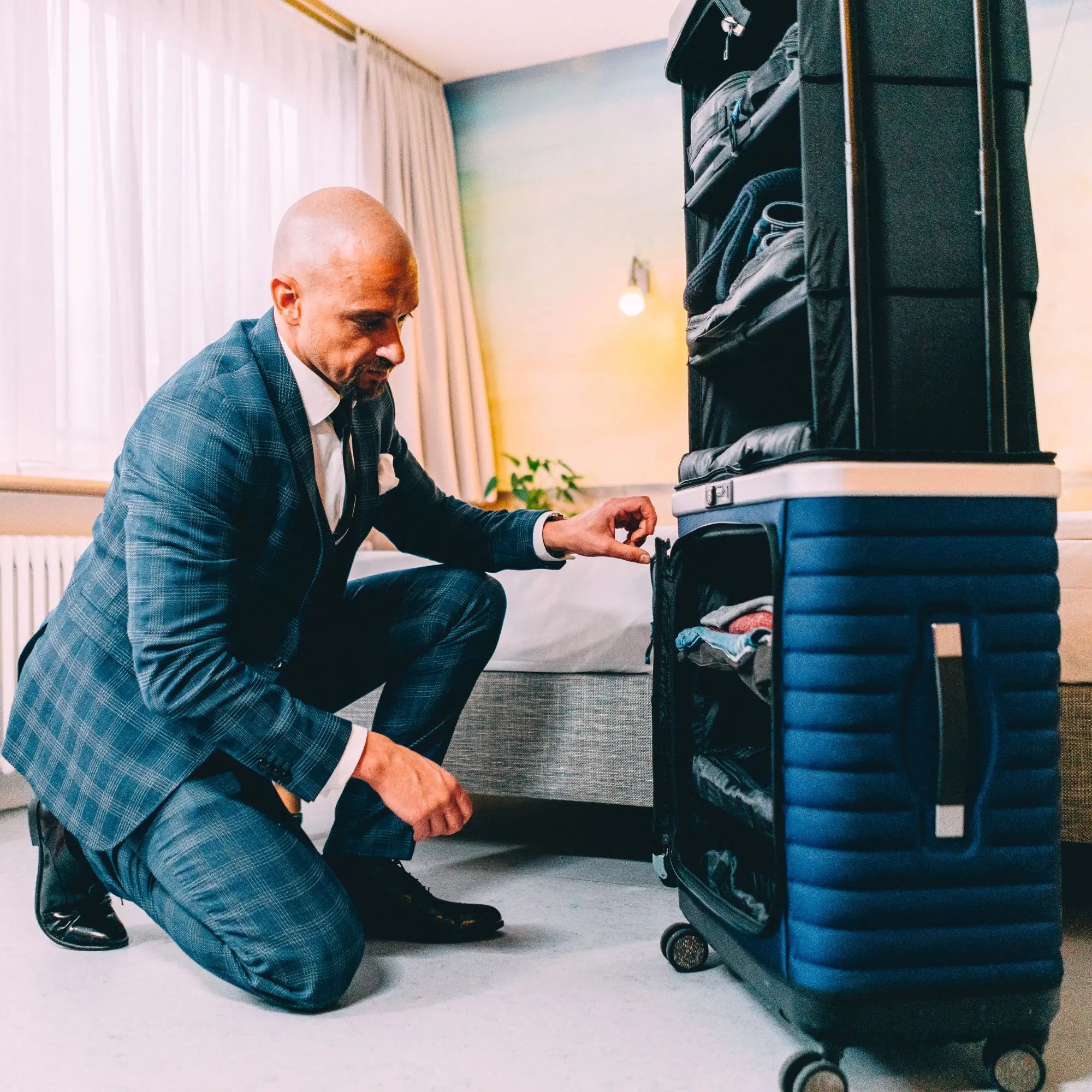 Pull Up Koffer mit ausgeklappten Fächern