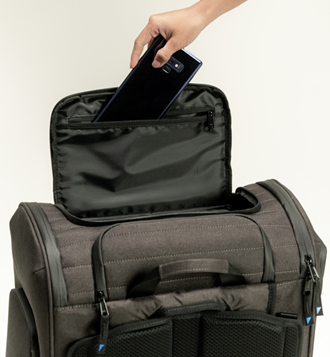 Quick-Access-Fach oben am Pull Up Backpack